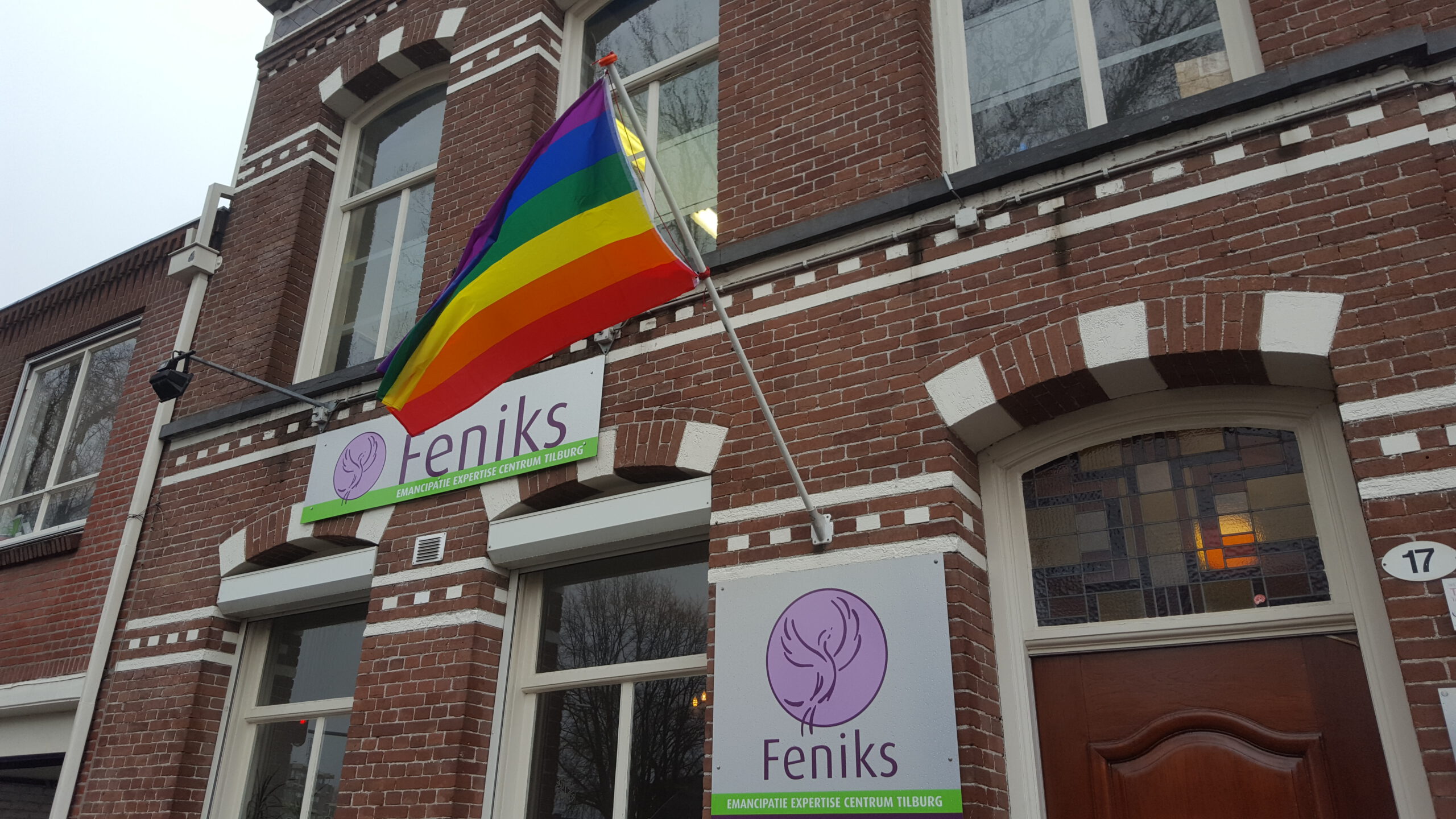 Bij Feniks hangt de regenboogvlag uit op dagen als Paarse Vrijdag, Coming Out Day, Roze Maandag en IDAHOT